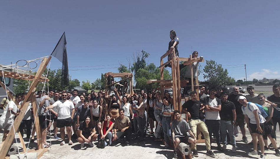 estudiantes de Proyecto IV, cátedra Aiello, Univesridad Nacional de La Matanza y los artefactos construidos en escala 1 en 1