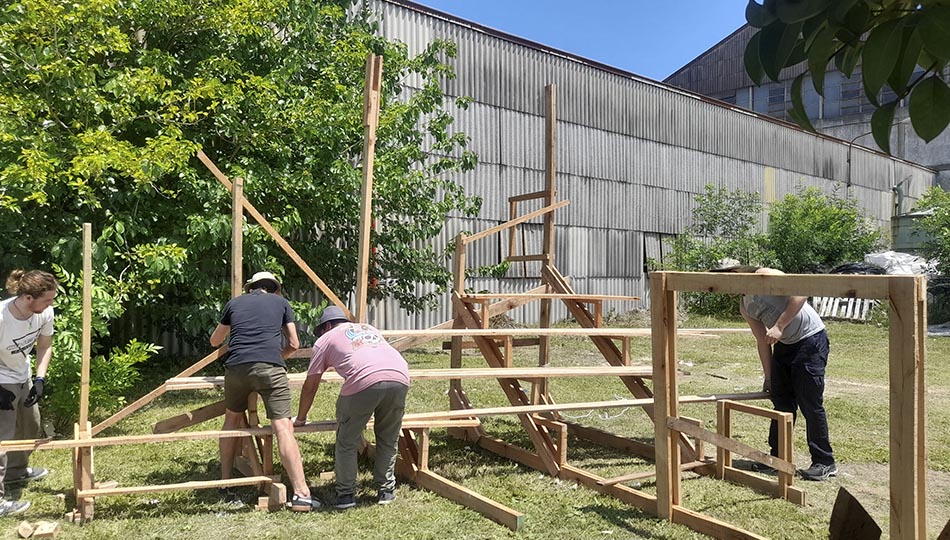 montaje de estructuras efímeras en madera, realizados por estudiantes y docentes de la cátedra Aiello en la Universidad de La Matanza.