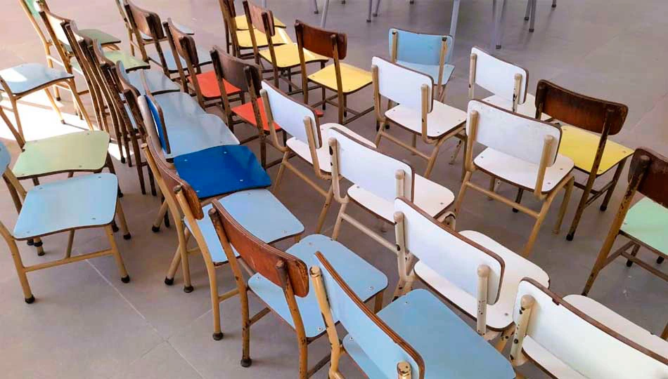 mobiliario escolar de colores, sillas de nivel inicial en colegio de Mataderos, ampliación de obra de OUSIA Arquitectos