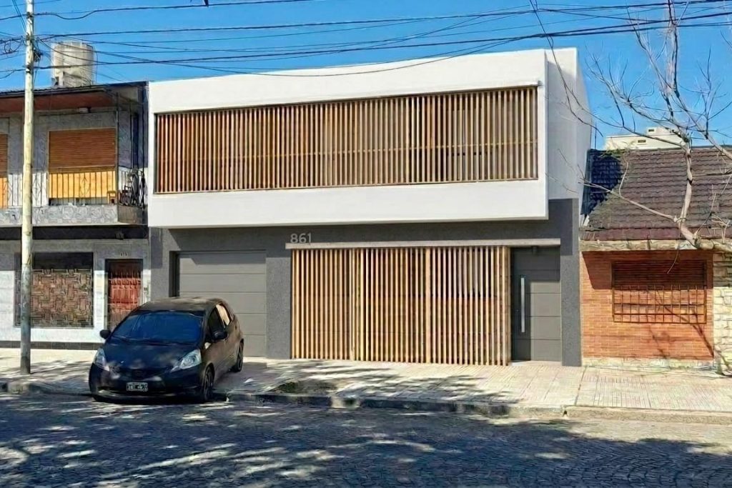 fachada con perfiles de wpc en liniers, diseñada por OUSIA Arquitectos
