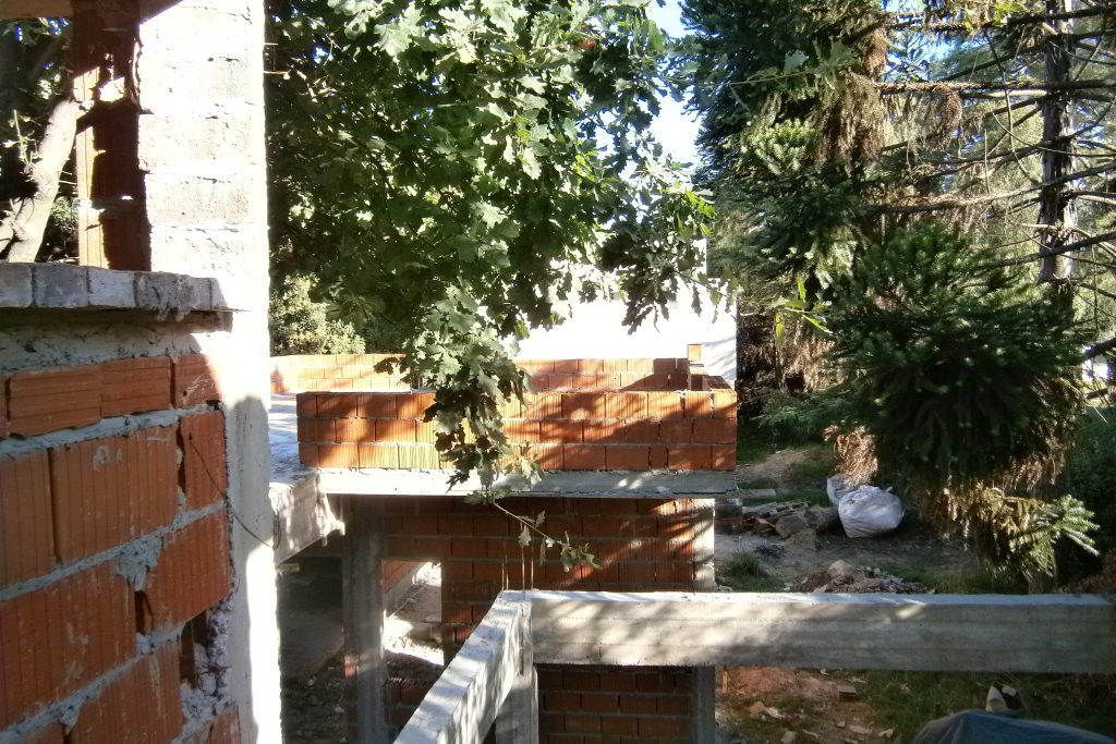 vista de obra en construcción de vivienda unifamiliar del plan procrear en Moreno, proyecto de OUSIA Arquitectos