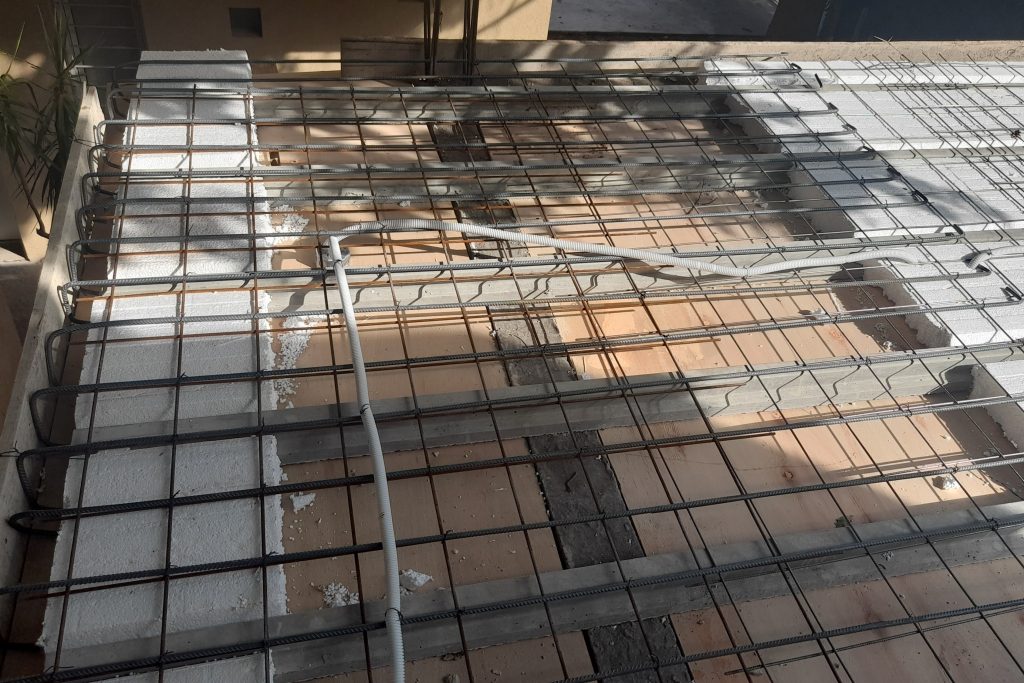 armado de losa de viguetas, en ampliación de vivienda unifamiliar en Moreno