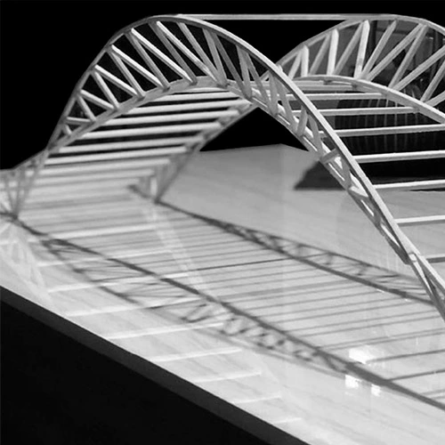 estudio-arquitectura-docencia-home imagen en blanco y negro de la maqueta estructural de un puente con varillas de madera, trabajo de estudiantes de la Universidad de La Matanza